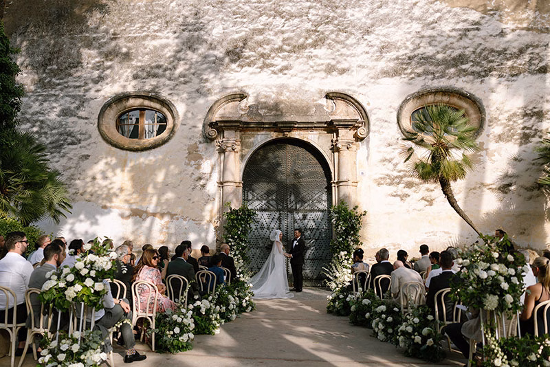 wedding cemenony on a historic wedding venue in Mallorca